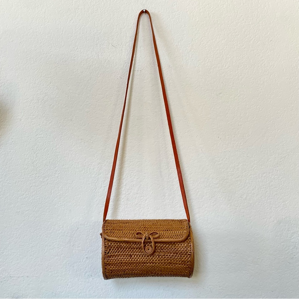 Rattan Wicker Woven Crossbody Bag Cognac Brown Oval cylinder shape leather strap - Picture 9 of 13